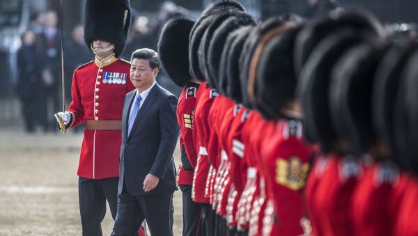 Chinese President Xi Jinping (C) inspects the guard of honour on Horse Guards Parade in central London on October 20, 2015 during the ceremonial welcome for Chinese President Xi Jinping and his wife Peng Liyuan on the first official day of a state visit. - Sputnik International