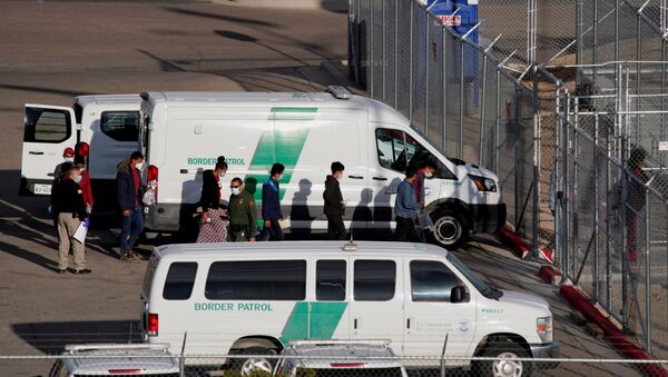 Migrants in United States Border Patrol custody file into a Border Patrol Station in El Paso, Texas, U.S. March 15, 2021 - Sputnik International