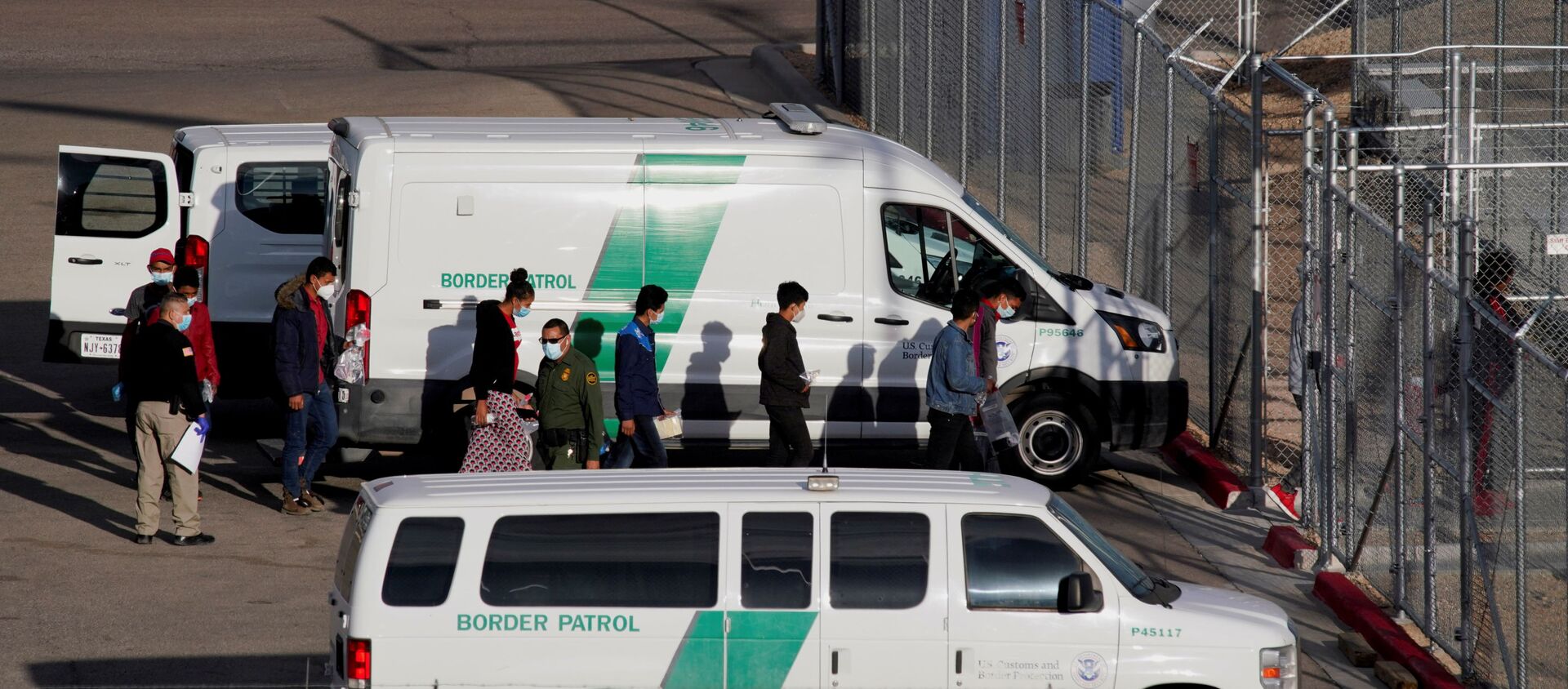 Migrants in United States Border Patrol custody file into a Border Patrol Station in El Paso, Texas, U.S. March 15, 2021 - Sputnik International, 1920, 16.03.2021