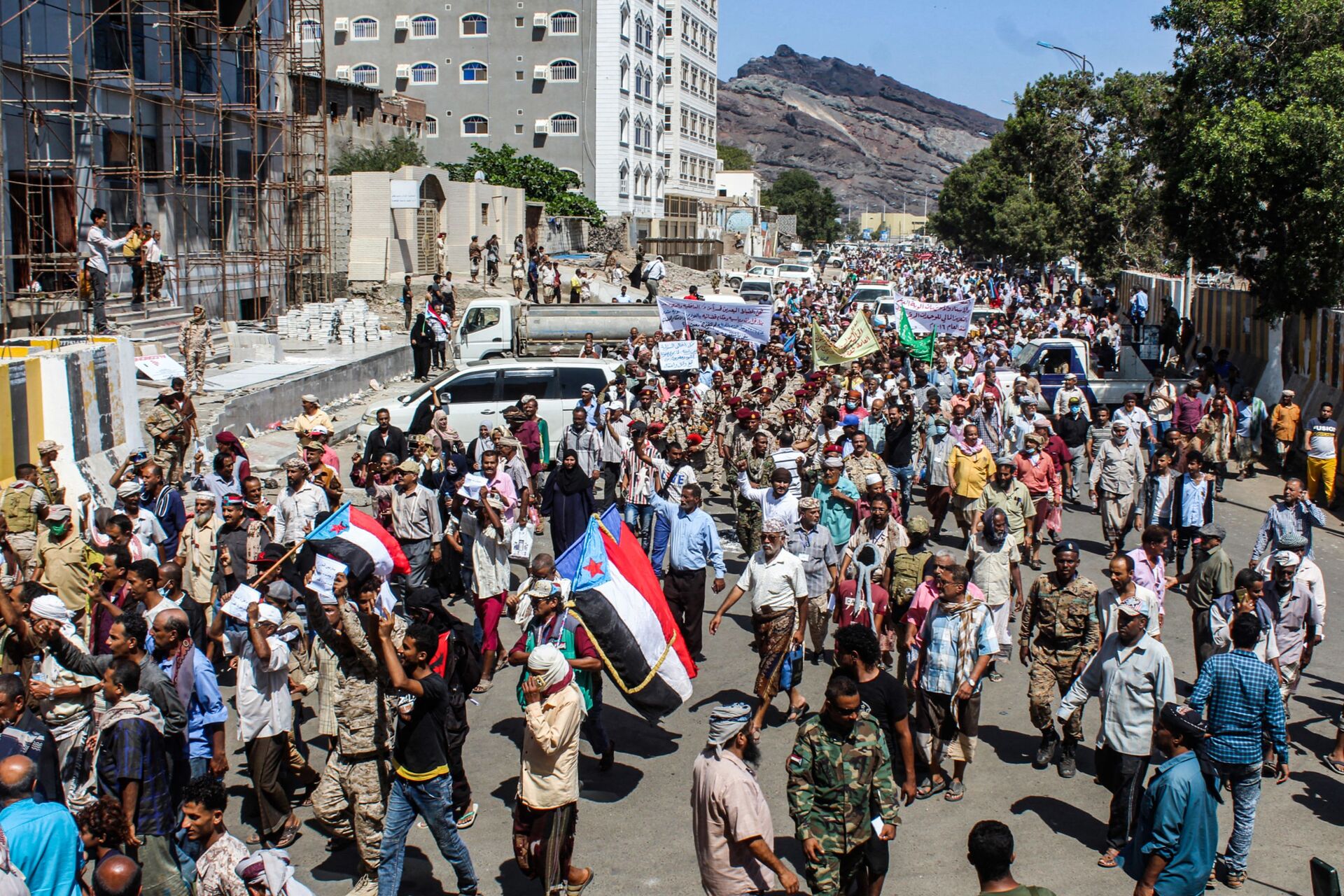 Protesters, some raising the old flag of South Yemen, gather to demonstrate against deteriorating services and economic conditions, outside the internationally-recognised Yemeni government's headquarters at al-Maashiq Palace in the Crater district of the southern port city of Aden on March 16, 2021 - Sputnik International, 1920, 07.09.2021