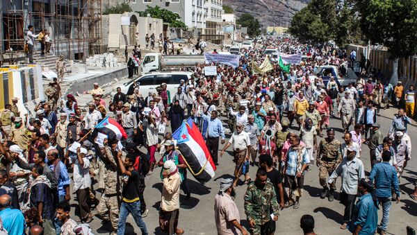 Protesters, some raising the old flag of South Yemen, gather to demonstrate against deteriorating services and economic conditions, outside the internationally-recognised Yemeni government's headquarters at al-Maashiq Palace in the Crater district of the southern port city of Aden on March 16, 2021 - Sputnik International