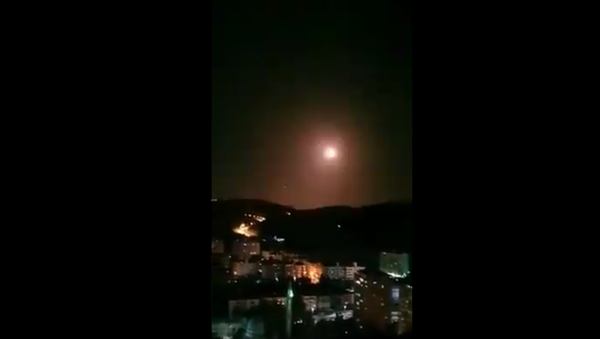 Video of Syrian air defenses engaging Israeli missiles south of Damascus this evening - Sputnik International