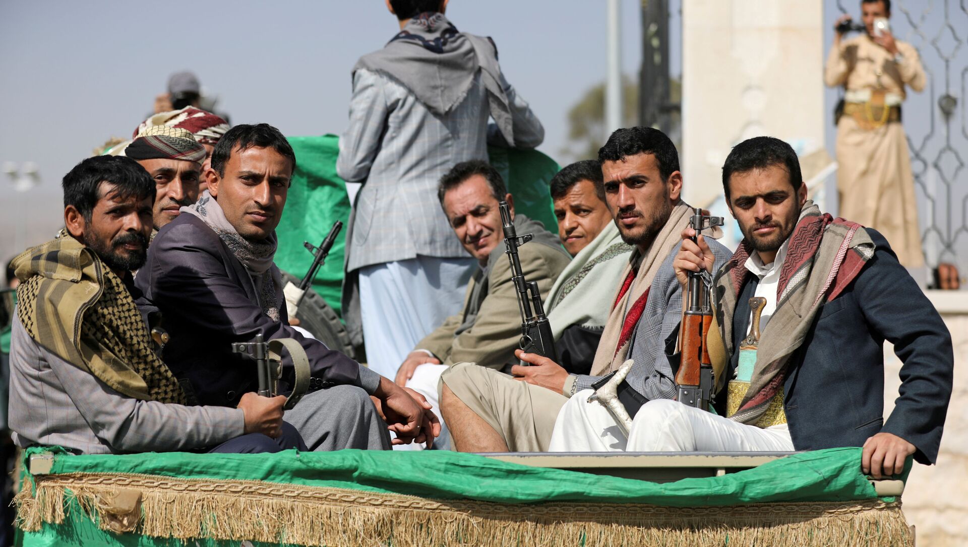 Armed Houthi followers ride on the back of a truck after participating in a funeral of Houthi fighters killed in recent fighting against government forces in Yemen's oil-rich province of Marib, in Sanaa, Yemen February 20, 2021.  - Sputnik International, 1920, 18.06.2021
