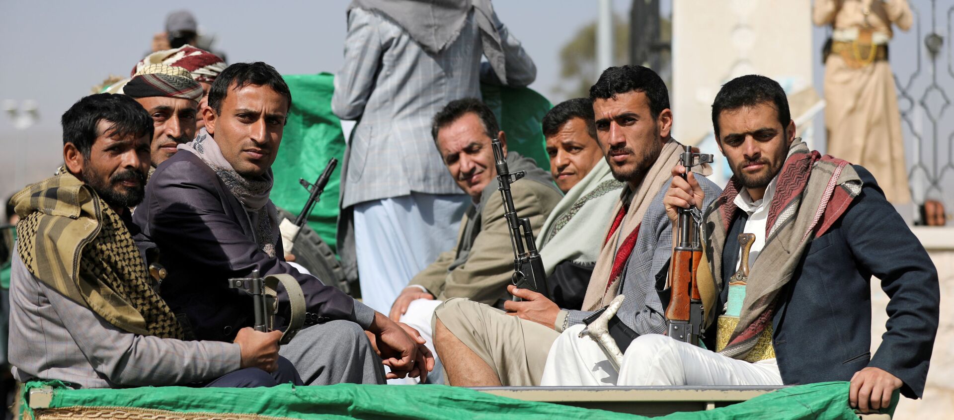 Armed Houthi followers ride on the back of a truck after participating in a funeral of Houthi fighters killed in recent fighting against government forces in Yemen's oil-rich province of Marib, in Sanaa, Yemen February 20, 2021.  - Sputnik International, 1920, 20.05.2021