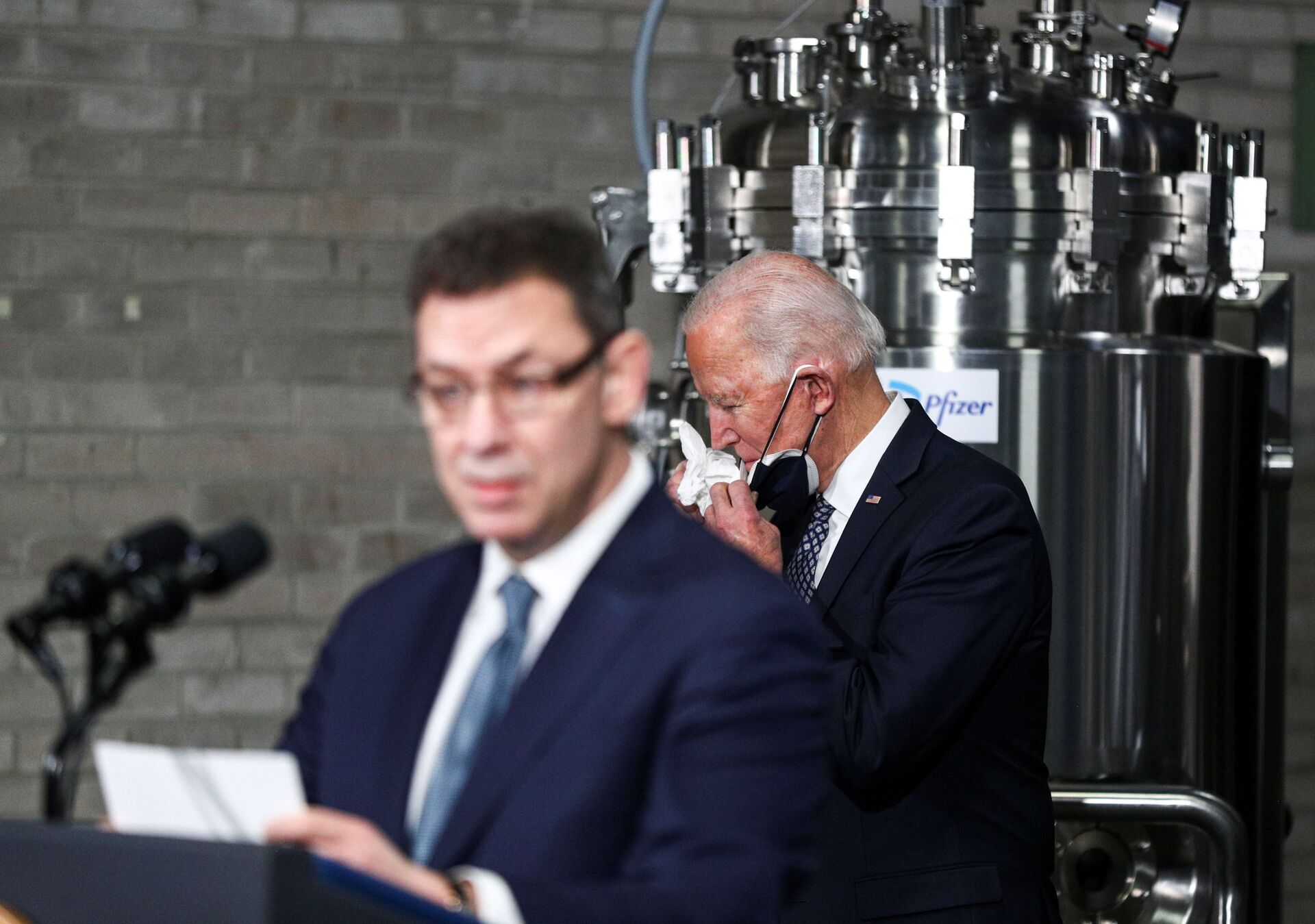 U.S. President Joe Biden removes his face mask to speak while being introduced by Pfizer CEO Albert Bourla during a tours of a Pfizer manufacturing plant producing the coronavirus disease (COVID-19) vaccine in Kalamazoo, Michigan, U.S., February 19, 2021 - Sputnik International, 1920, 28.09.2021