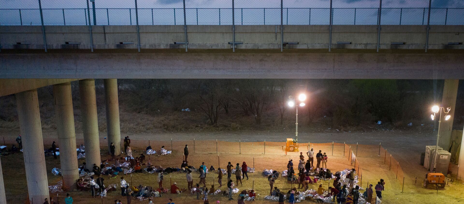 Asylum seeking migrant families and unaccompanied minors from Central America take refuge in a makeshift US Customs and Border Protection processing centre under the Anzalduas International Bridge after crossing the Rio Grande river into the United States from Mexico in Granjeno, Texas, 12 March 2021. REUTERS/Adrees Latif/File Photo - Sputnik International, 1920, 20.03.2021