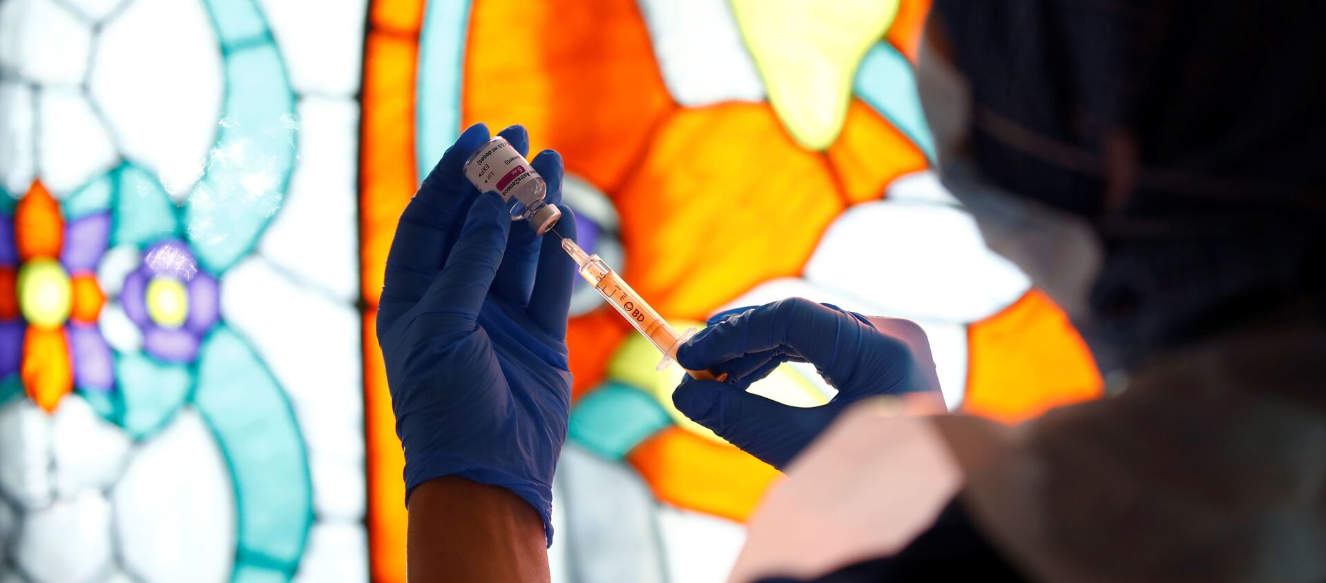 Nurse Zenub Mahood prepares a dose of the AstraZeneca coronavirus disease (COVID-19) vaccine, at Bradford Central Mosque, amid the COVID-19 outbreak in Bradford, Britain, February 25, 2021 - Sputnik International, 1920