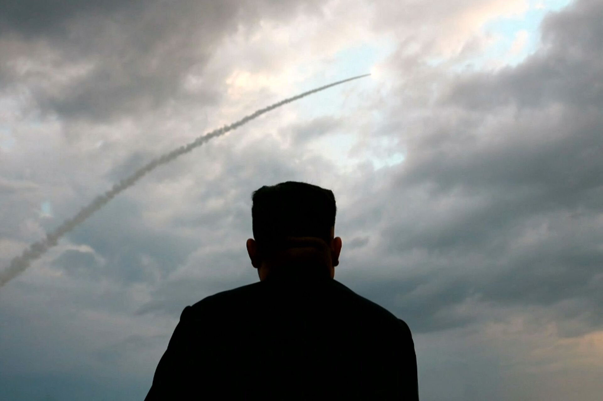 This screen grab image taken from North Korean broadcaster KCTV on August 1, 2019 shows North Korean leader Kim Jong Un watching the launch of a ballistic missile at an unknown location in North Korea early on July 31 - Sputnik International, 1920, 15.09.2021