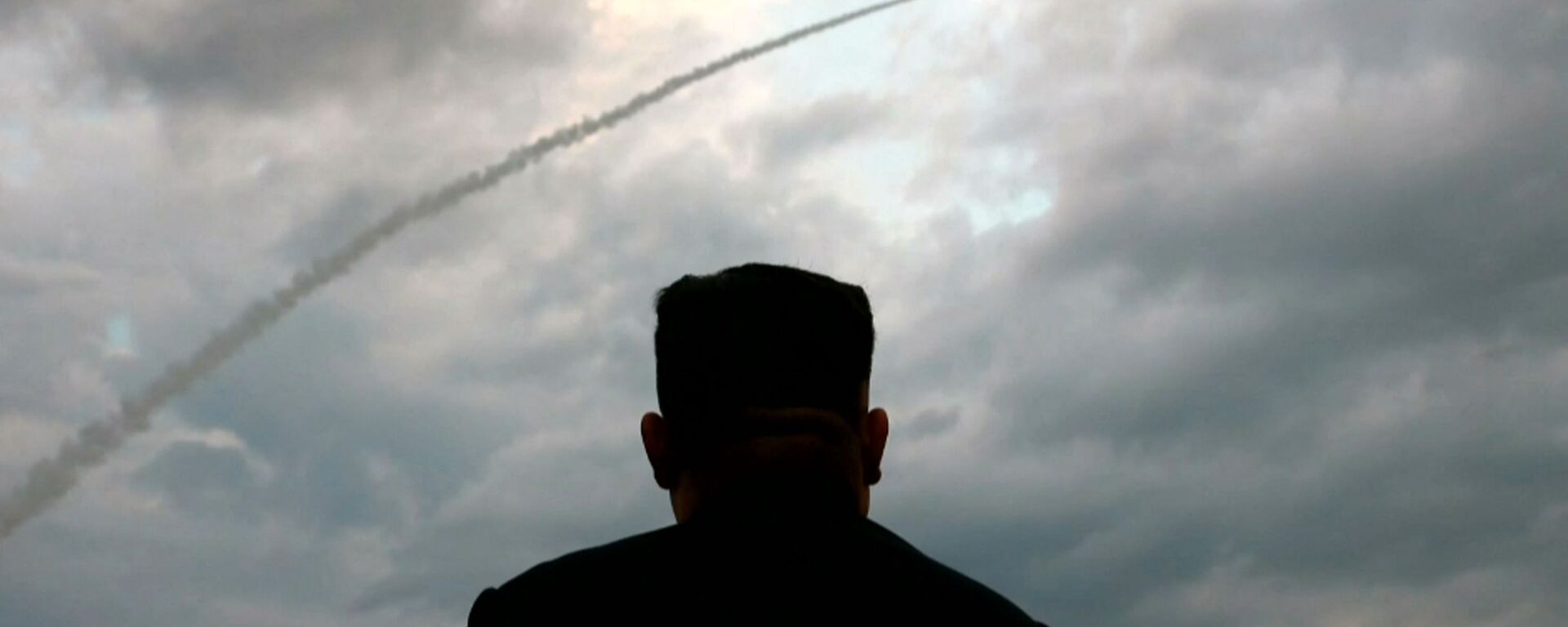 This screen grab image taken from North Korean broadcaster KCTV on August 1, 2019 shows North Korean leader Kim Jong Un watching the launch of a ballistic missile at an unknown location in North Korea early on July 31 - Sputnik International, 1920, 25.09.2022