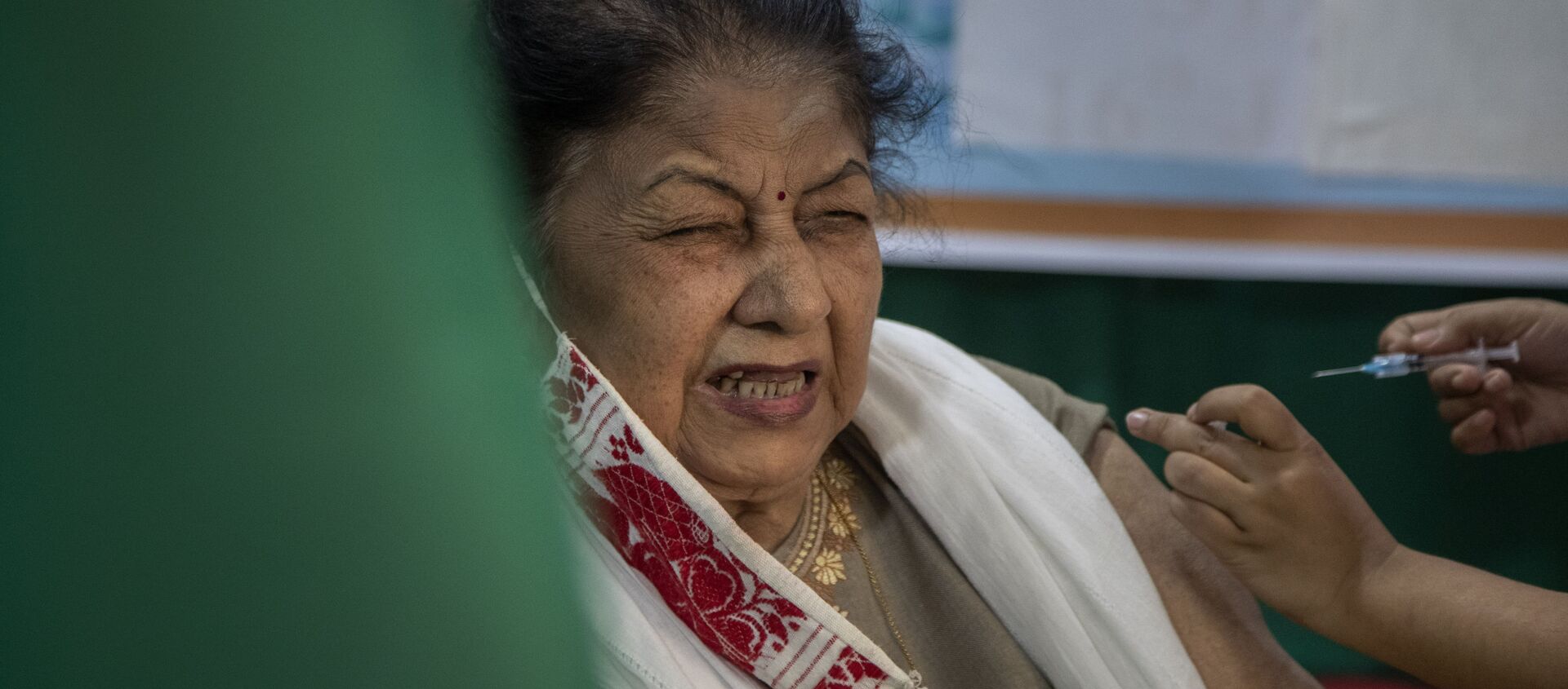 An elderly woman receives the COVID-19 vaccine at a private hospital in Gauhati, India, Thursday, March 4, 2021 - Sputnik International, 1920