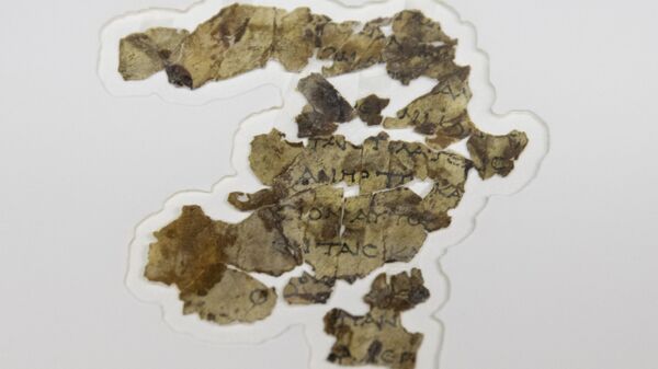 The Israel Antiquities Authority displays newly discovered Dead Sea Scroll fragments at the Dead Sea scrolls conservation lab in Jerusalem, Tuesday, March 16, 2021 - Sputnik International