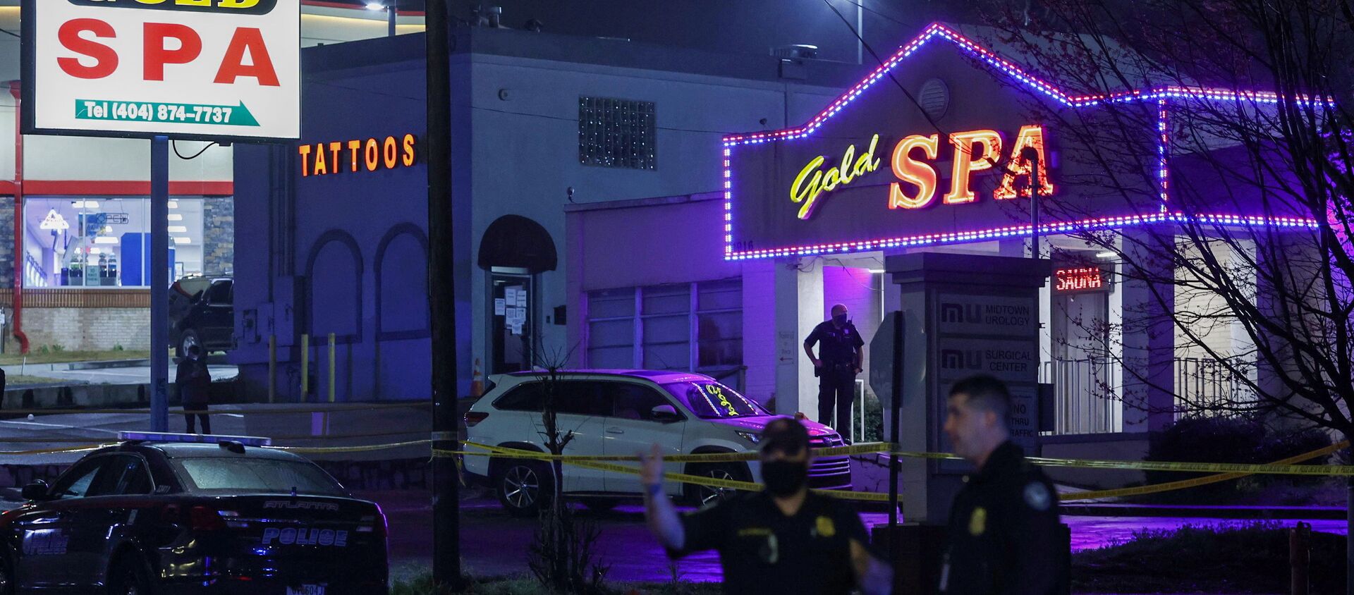 City of Atlanta police officers are seen outside of Gold Spa after deadly shootings at a massage parlor and two day spas in the Atlanta area, in Atlanta, Georgia, U.S. March 16, 2021. REUTERS/Chris Aluka Berry   - Sputnik International, 1920, 17.03.2021