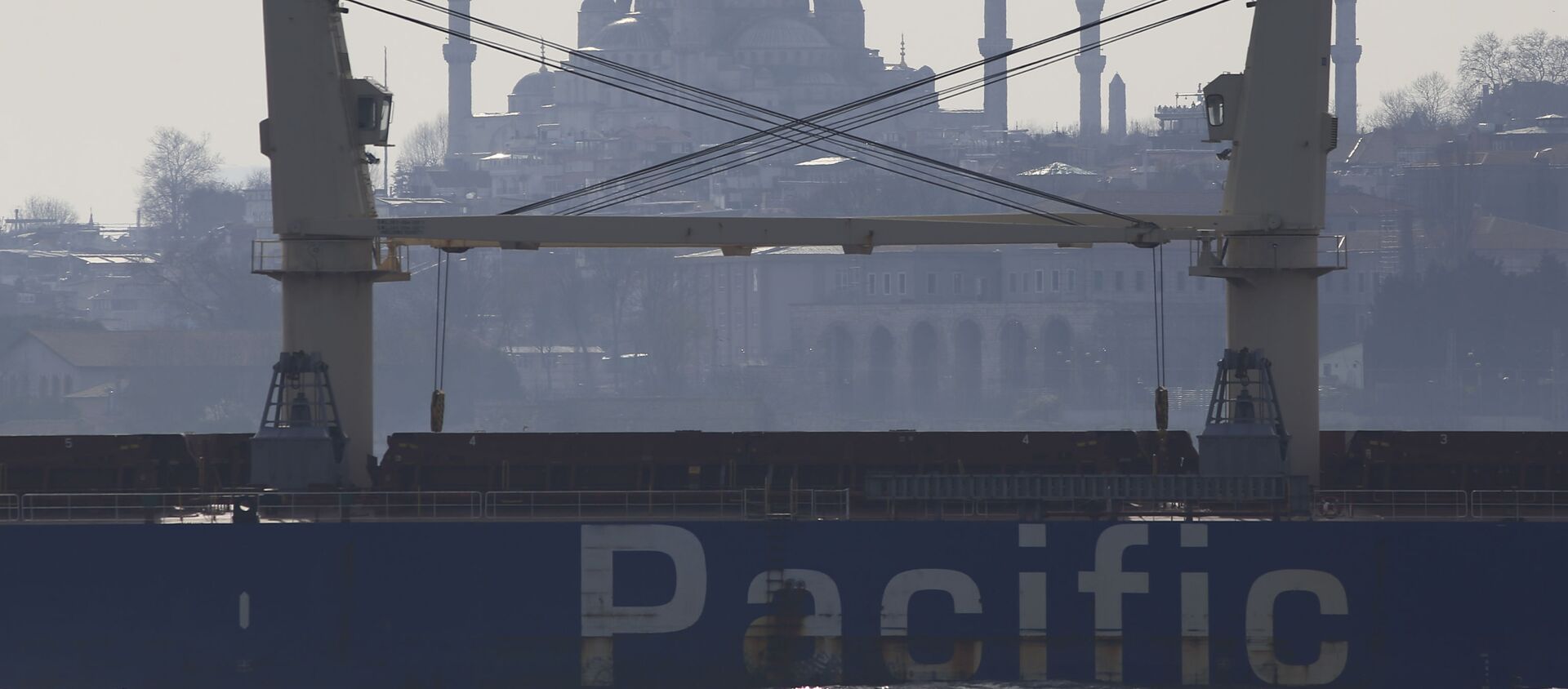 A merchant ship crosses the Bosporus in Istanbul, Friday, March 24, 2017. A merchant ship crosses the Bosporus in Istanbul, Friday, March 24, 2017. - Sputnik International, 1920, 17.03.2021