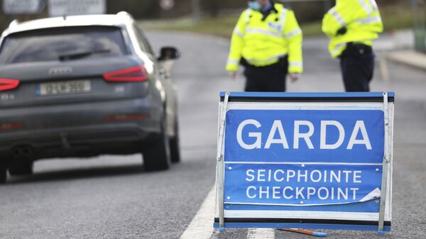 Garda Siochana (Irish Police), patrol a checkpoint close to the Irish border in Ravensdale, Ireland, Monday, Feb. 8, 2021.  - Sputnik International