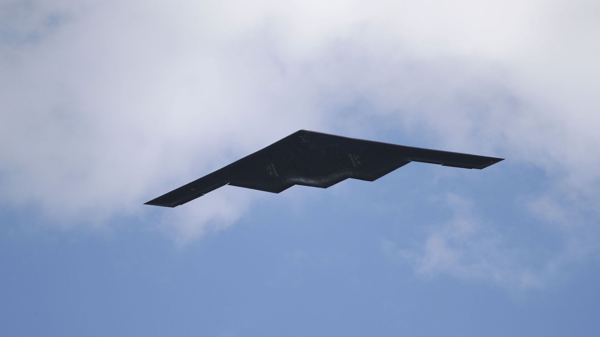 A B-2 Spirit stealth bomber, assigned to the 509th/131st Bomb Wings out of Whiteman Air Force Base, performs a flyover of Barnes-Jewish Hospital to honor healthcare professionals and essential employees fighting against the coronavirus Friday, May 8, 2020, in St. Louis.  - Sputnik International, 1920, 25.08.2022