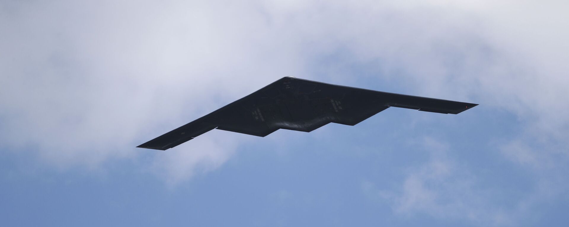 A B-2 Spirit stealth bomber, assigned to the 509th/131st Bomb Wings out of Whiteman Air Force Base, performs a flyover of Barnes-Jewish Hospital to honor healthcare professionals and essential employees fighting against the coronavirus Friday, May 8, 2020, in St. Louis.  - Sputnik International, 1920, 30.08.2023