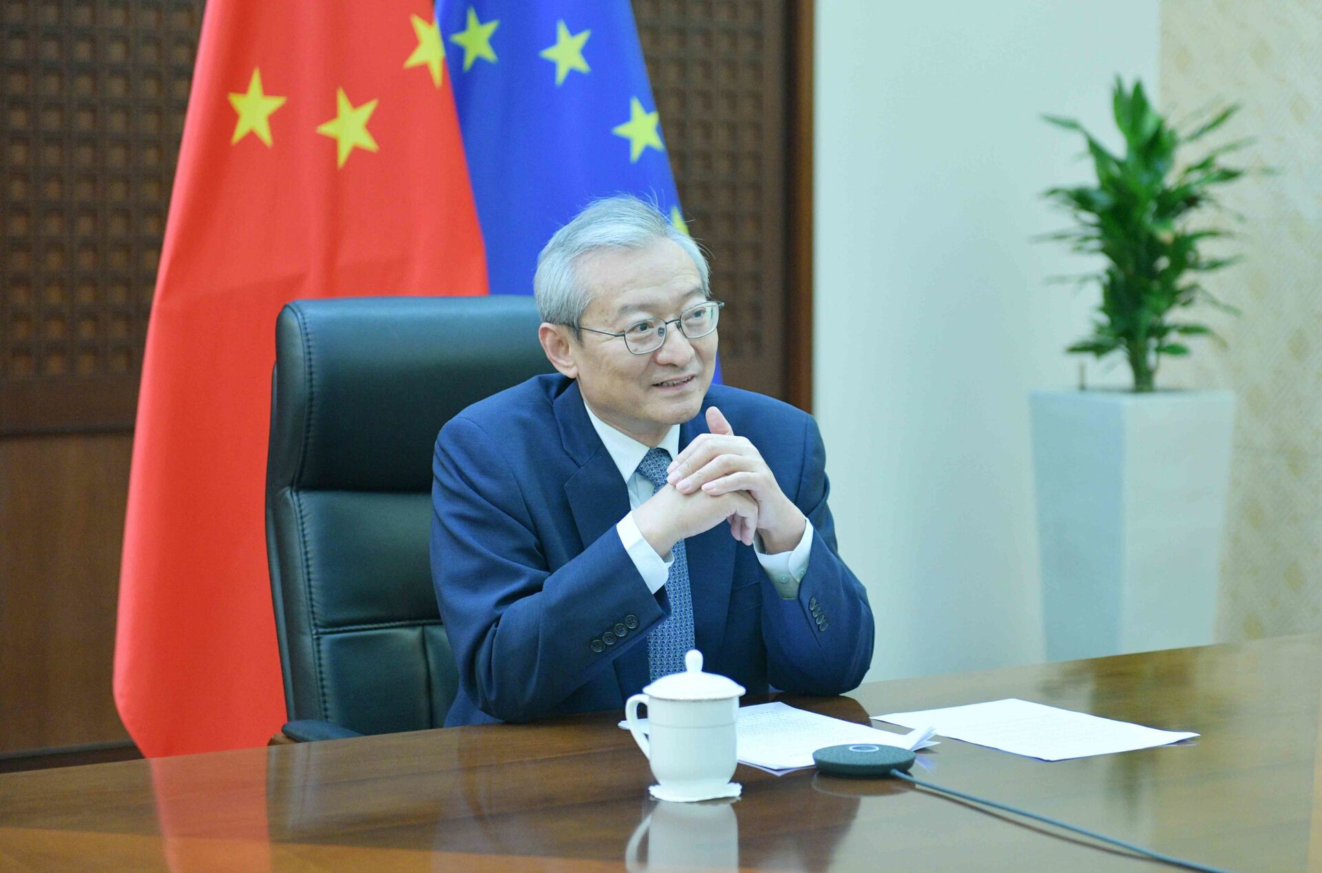 Ambassador Zhang Ming, Head of the Chinese Mission to the EU, gives an interview to CGTN Europe correspondent Nawied Jabarkhyl in June 2020 - Sputnik International, 1920, 16.11.2021