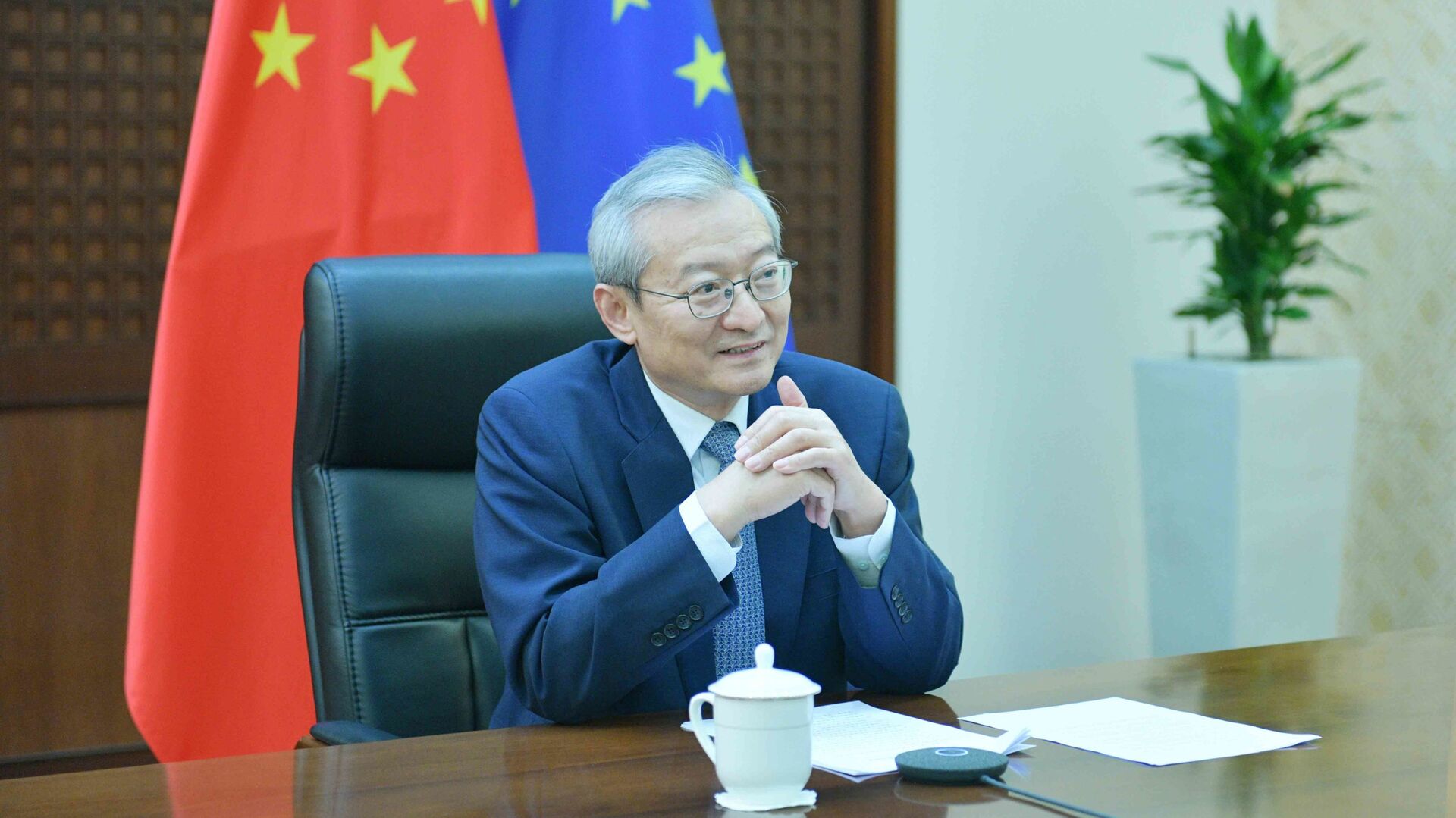 Ambassador Zhang Ming, Head of the Chinese Mission to the EU, gives an interview to CGTN Europe correspondent Nawied Jabarkhyl in June 2020 - Sputnik International, 1920, 17.03.2021