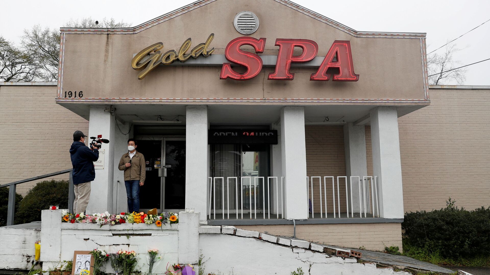 Flowers are laid in front of Gold Spa following the deadly shootings in Atlanta, Georgia, U.S. March 17, 2021 - Sputnik International, 1920, 18.03.2021