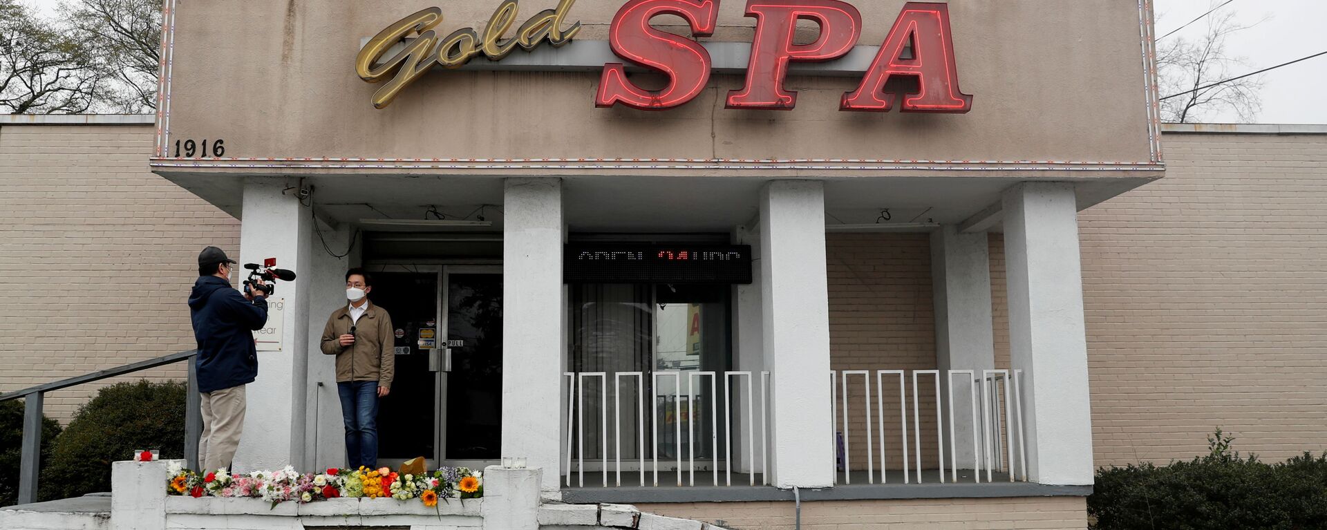 Flowers are laid in front of Gold Spa following the deadly shootings in Atlanta, Georgia, U.S. March 17, 2021 - Sputnik International, 1920, 18.03.2021