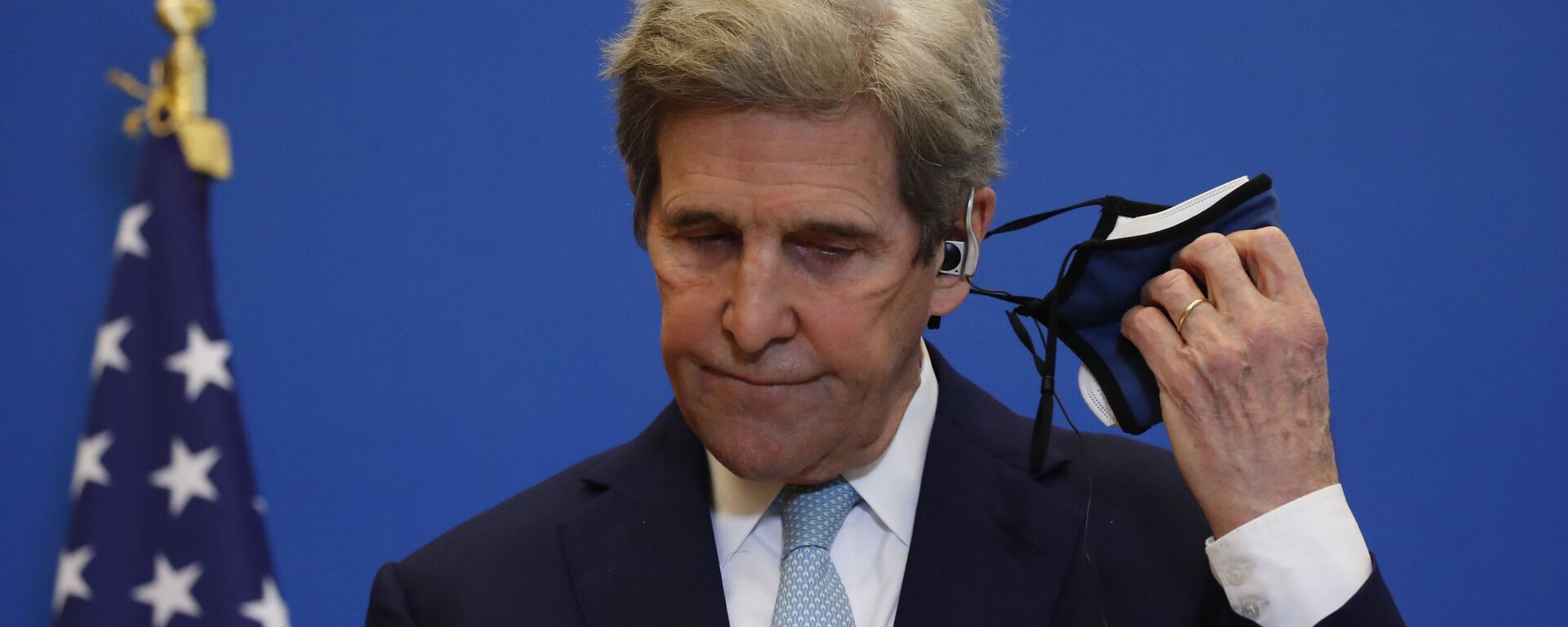 United States Special Presidential Envoy for Climate John Kerry removes his mask during a joint press conference with French Economy and Finance minister Bruno Le Maire, Wednesday, March 10, 2021 in Paris - Sputnik International, 1920, 08.08.2021