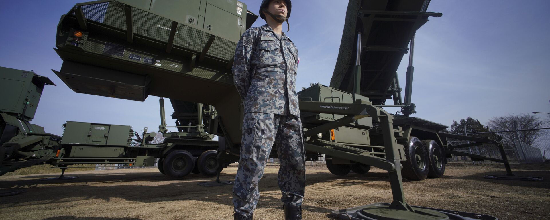 A member of Japan Ground Self-Defense Force stands guard next to a surface-to-air Patriot Advanced Capability-3 (PAC-3) missile interceptor launcher vehicle. - Sputnik International, 1920, 03.06.2023