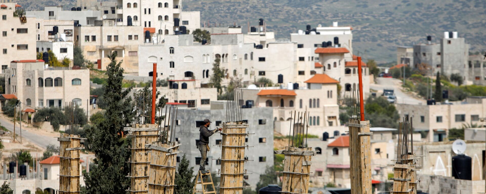 A Palestinian labourer works at the construction site of a house during a lockdown imposed to prevent the spread of the coronavirus disease (COVID-19), in Tubas in the Israeli-occupied West Bank, 15 March 2021 - Sputnik International, 1920, 22.03.2021