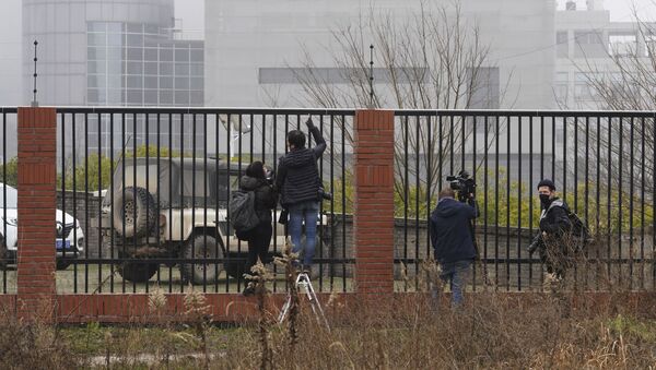 Journalists gather near an electric fence looking into the P4 Lab in the Wuhan Institute of Virology as the World Health Organization team visit on a field trip in Wuhan in China's Hubei province on Wednesday, Feb. 3, 2021 - Sputnik International