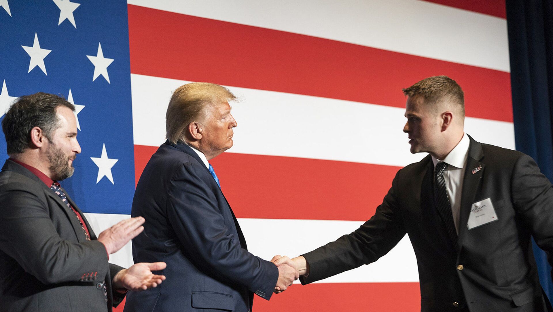 President Donald J. Trump welcomes Army First Lieutenant Clint Lorance and Army Major Mathew Golsteyn to the stage prior to his remarks at the Republican Party of Florida’s Statesman Dinner Saturday, Dec. 7, 2019, in Aventura, Fla. Both soldiers were recently granted full pardons by President Trump on November 15th, 2019. (Official White House Photo by Joyce N. Boghosian) - Sputnik International, 1920, 18.03.2021