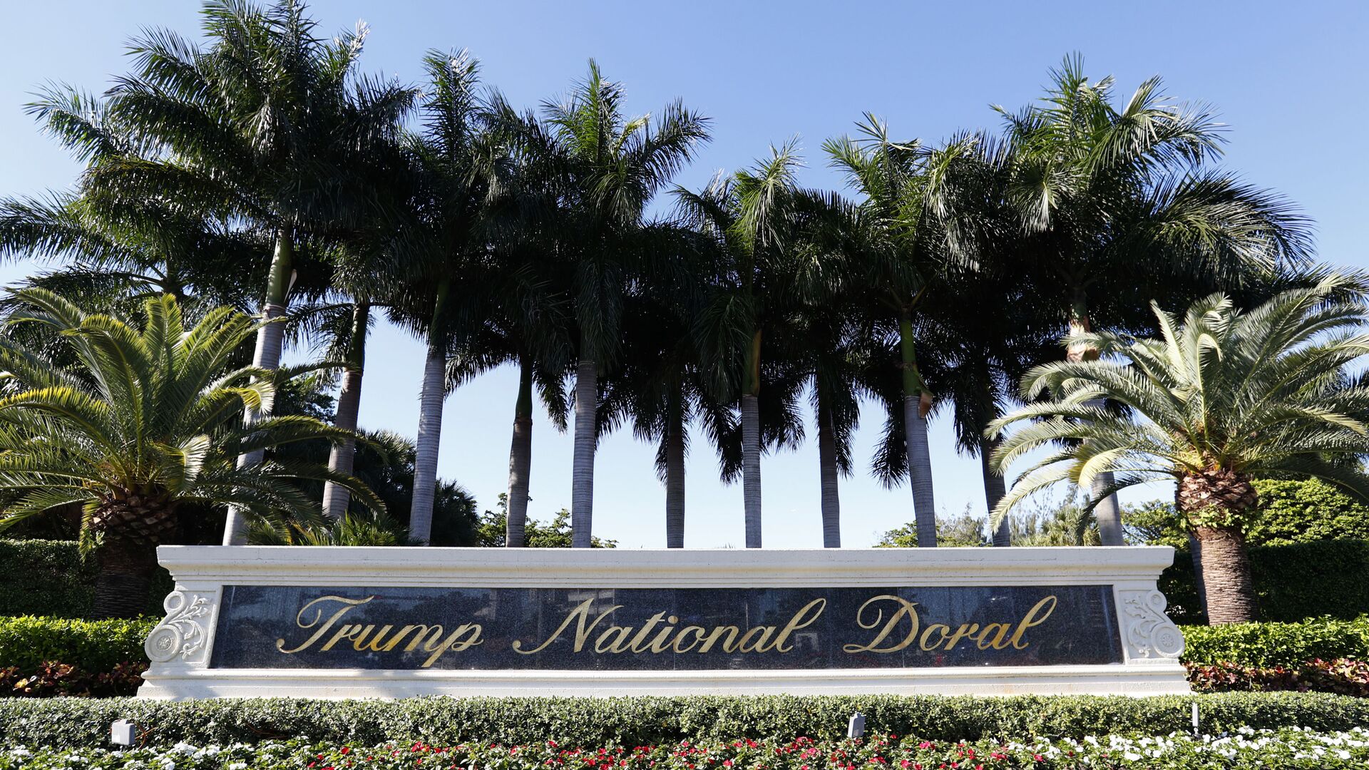 FILE - In this Nov. 20, 2019, file photo, palm trees line the entrance to Trump National Doral resort in Doral, Fla. Some furloughs at the Trump golf resort in South Florida are becoming permanent layoffs. A notice that the Trump National Doral Miami filed with the State of Florida last week says it is permanently laying off 250 workers out of 560 employees who were furloughed in March. The positions include cooks, housekeepers, servers, engineers, golf concierges and service attendants. - Sputnik International, 1920, 19.02.2022