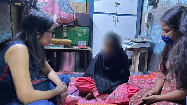 The Delhi Commission for Women chief (left) talking with a 15-year-old girl after saving her from forced marriage. - Sputnik International