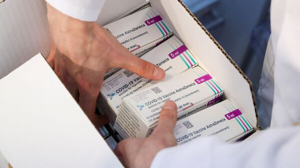 A medical worker unpacks a box of Oxford/AstraZeneca's COVID-19 vaccine - Sputnik International