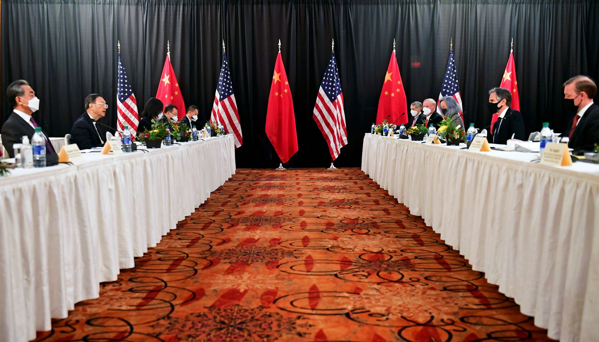 U.S. Secretary of State Antony Blinken (2nd R), joined by National Security Advisor Jake Sullivan (R), speaks while facing Yang Jiechi (2nd L), director of the Central Foreign Affairs Commission Office, and Wang Yi (L), China's State Councilor and Foreign Minister, at the opening session of US-China talks at the Captain Cook Hotel in Anchorage, Alaska, U.S. March 18, 2021 - Sputnik International, 1920, 11.11.2021