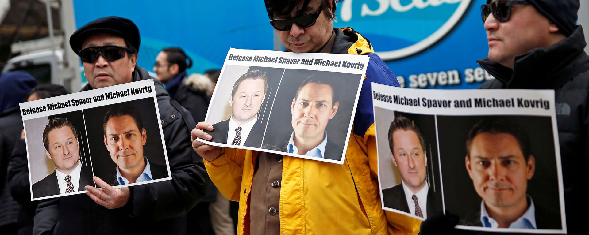 People hold placards calling for China to release Canadian detainees Michael Spavor and Michael Kovrig outside a court hearing for Huawei Technologies Chief Financial Officer Meng Wanzhou at the B.C. Supreme Court in Vancouver, British Columbia, Canada, March 6, 2019. - Sputnik International, 1920, 25.09.2021