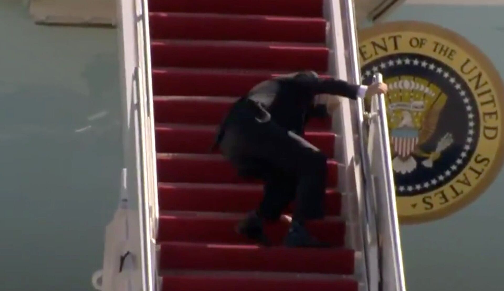 Video: Biden Nearly Slips Again While Scaling Air Force One Stairs Ahead of Pittsburgh Trip - Sputnik International, 1920, 01.04.2021
