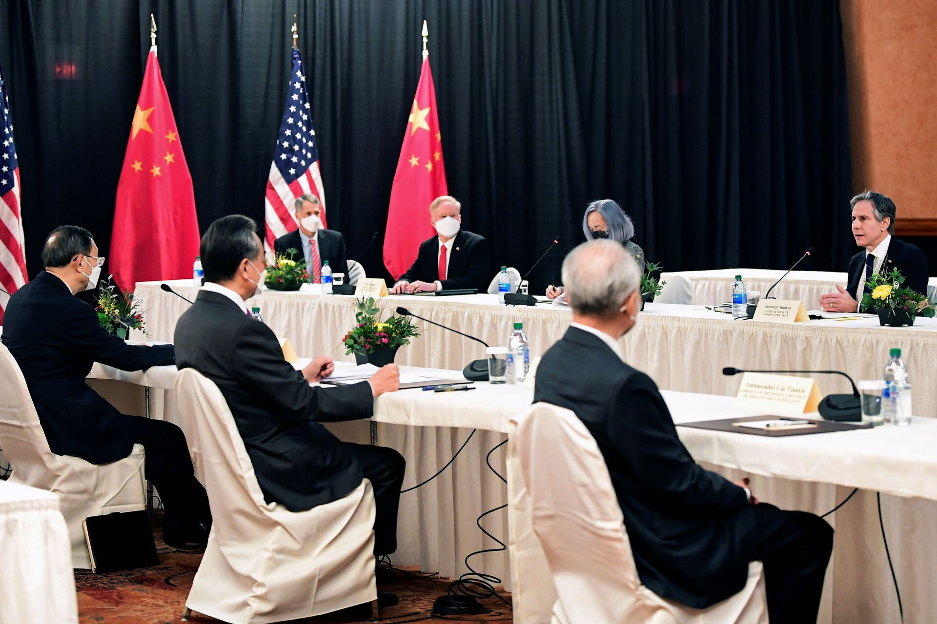 U.S. Secretary of State Antony Blinken (R) speaks while facing Yang Jiechi (L), director of the Central Foreign Affairs Commission Office, and Wang Yi (2nd L), China's State Councilor Wang and Foreign Minister, at the opening session of US-China talks at the Captain Cook Hotel in Anchorage, Alaska on March 18, 2021. - Sputnik International, 1920, 07.09.2021