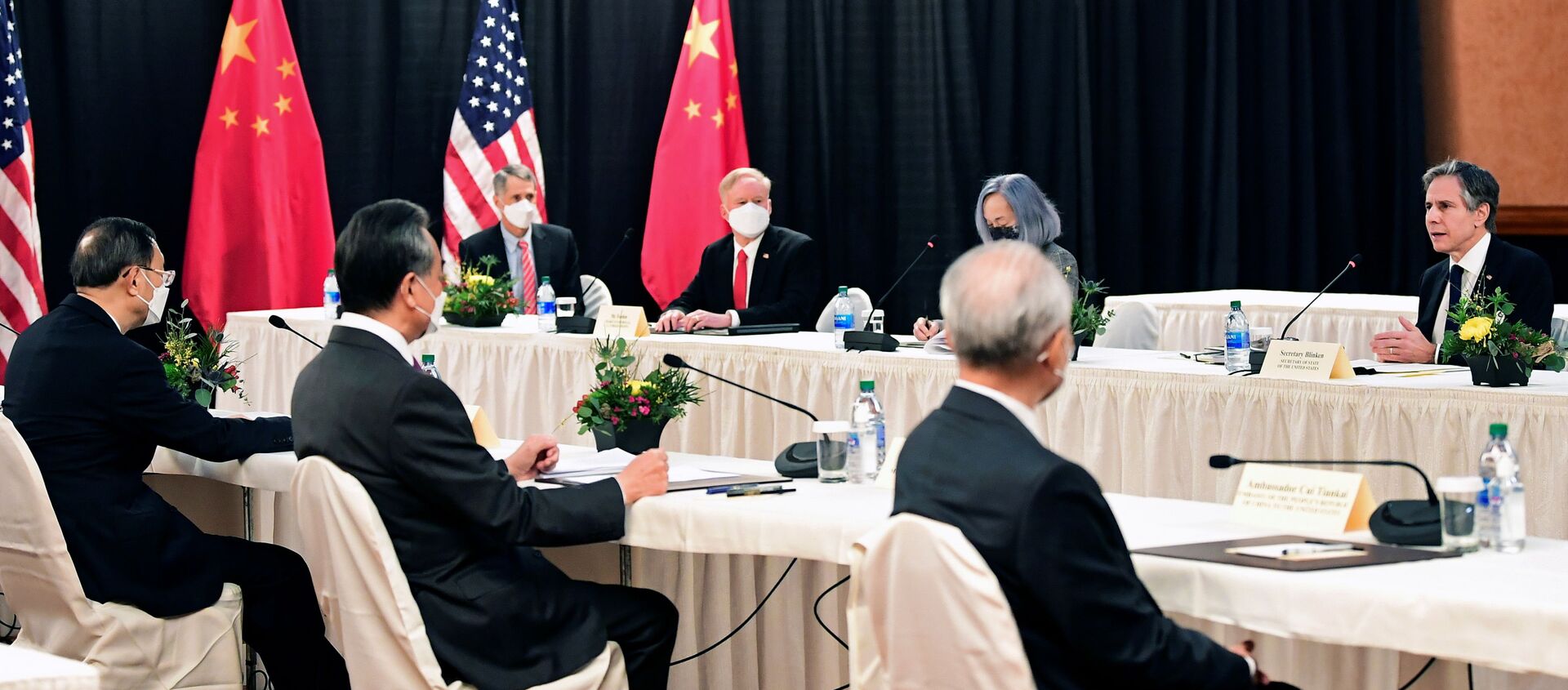 U.S. Secretary of State Antony Blinken (R) speaks while facing Yang Jiechi (L), director of the Central Foreign Affairs Commission Office, and Wang Yi (2nd L), China's State Councilor Wang and Foreign Minister, at the opening session of US-China talks at the Captain Cook Hotel in Anchorage, Alaska on March 18, 2021. - Sputnik International, 1920, 20.03.2021