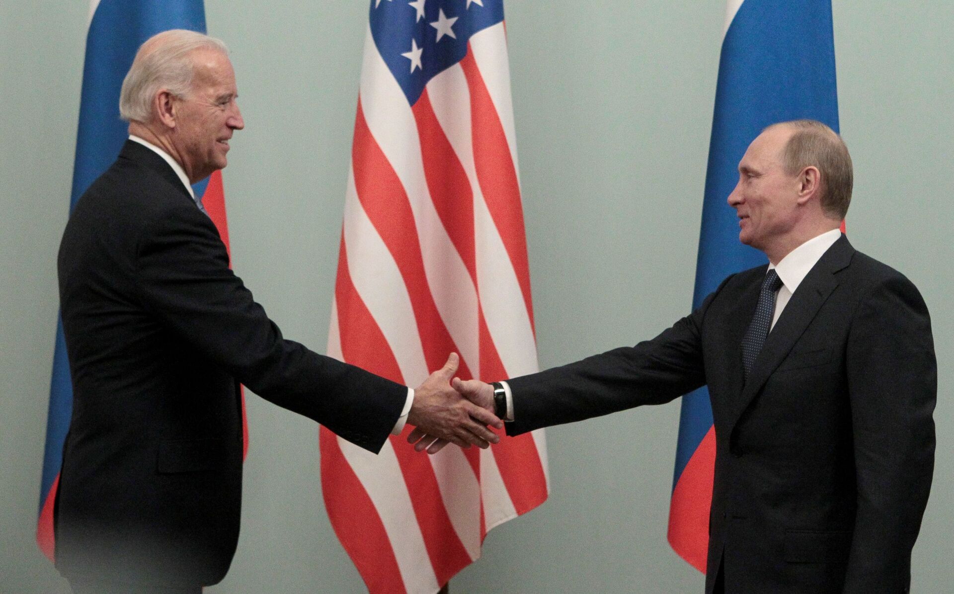 Speculations Rife Over Where Vladimir Putin, Joe Biden May Meet as ‘Third Country’ Venue Floated - Sputnik International, 1920, 14.04.2021