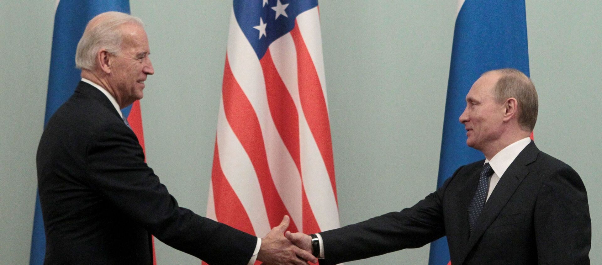 FILE PHOTO: Russian Prime Minister Vladimir Putin (R) shakes hands with U.S. Vice President Joe Biden during their meeting in Moscow March 10, 2011. - Sputnik International, 1920, 14.06.2021