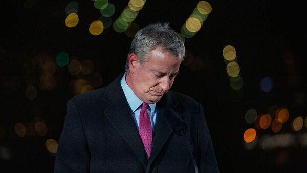New York City's Mayor Bill de Blasio takes a moment of silence during a commemoration ceremony to remember New Yorkers lost during the COVID-19 pandemic in Brooklyn, New York, U.S. March 14, 2021. - Sputnik International