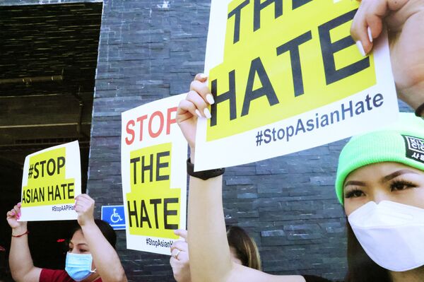  People protest hate crimes committed against Asian-American and Pacific Islander communities ahead of a car caravan in Koreatown on 19 March 2021 in Los Angeles, California. - Sputnik International