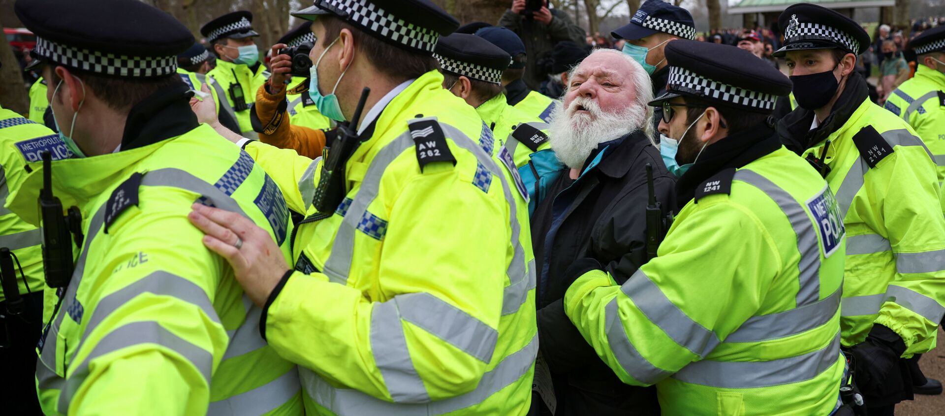 Police officers detain a demonstrator in Hyde Park during a protest against the lockdown, amid the spread of the coronavirus disease (COVID-19), in London, Britain March 20, 2021. - Sputnik International, 1920, 20.03.2021