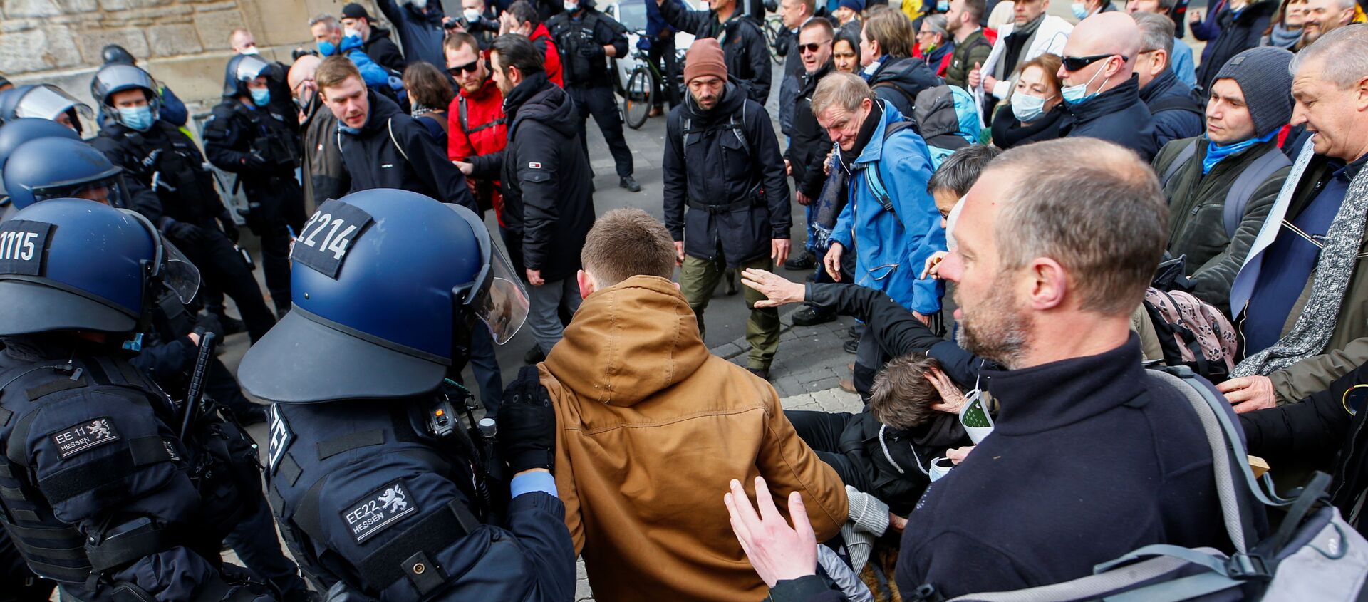 Demonstrators clash with police during a protest against the government's coronavirus disease (COVID-19) restrictions in Kassel, Germany March 20, 2021 - Sputnik International, 1920