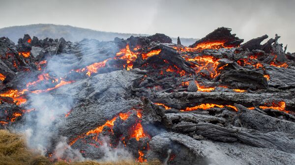 Лава от извержения вулкана на полуострове Рейкьянес на юго-западе Исландии  - Sputnik International