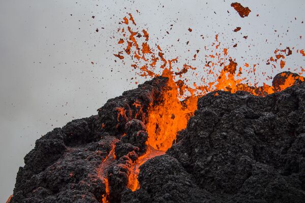 Volcano Erupts in Iceland: Rivers of Lava Create Extraordinary Landscapes - Sputnik International