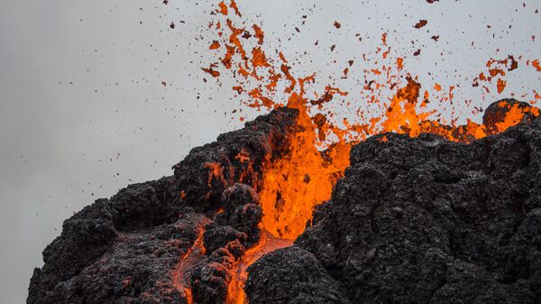 Извержение вулкана на полуострове Рейкьянес в Исландии - Sputnik International