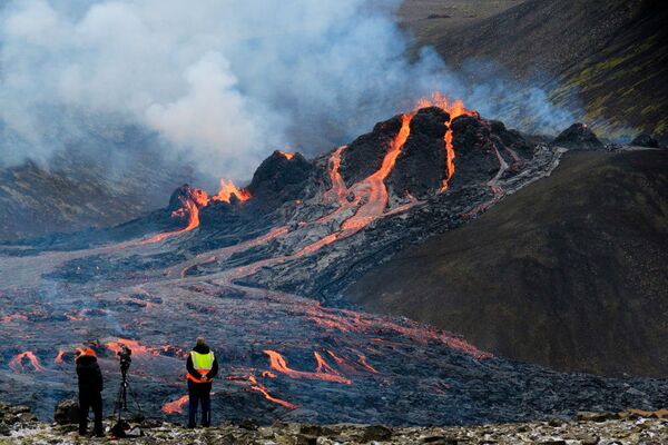 Volcano Erupts in Iceland: Rivers of Lava Create Extraordinary Landscapes - Sputnik International