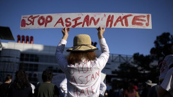 Девушка с плакатом во время акции Stop Asian Hate в США - Sputnik International