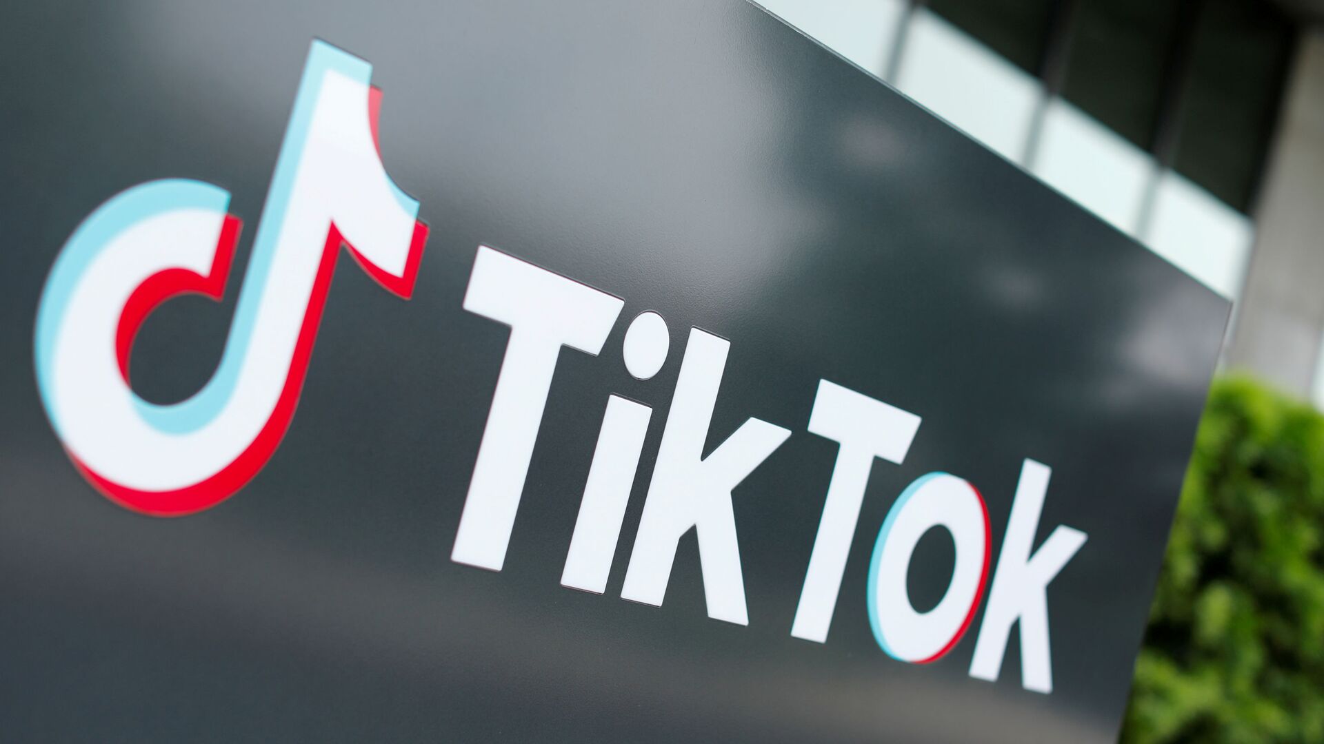 FILE PHOTO: The TikTok logo is pictured outside the company's U.S. head office in Culver City, California, 15 September 2020.   REUTERS/Mike Blake/File Photo - Sputnik International, 1920, 05.09.2021