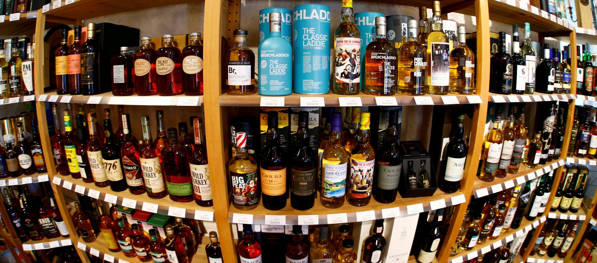  Bottles of single malt scotch whisky are pictured in a shop near Lausanne, Switzerland May 18, 2017 - Sputnik International, 1920, 23.03.2021